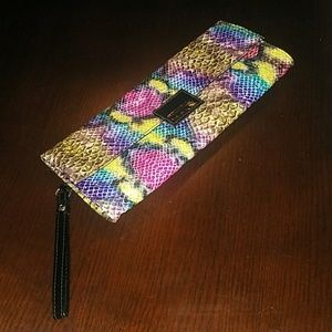 Multi -color clutch